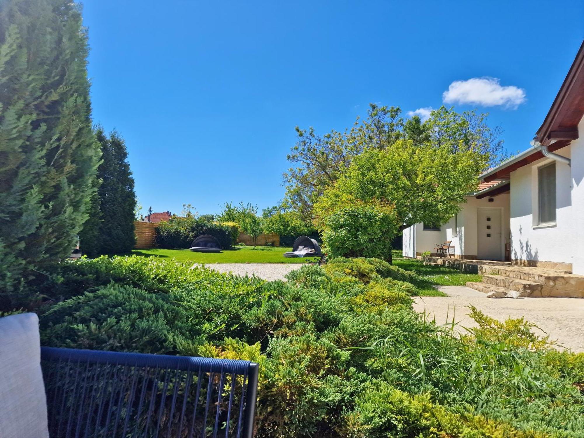 The Secret Garden - Keszthely Bed and Breakfast Buitenkant foto