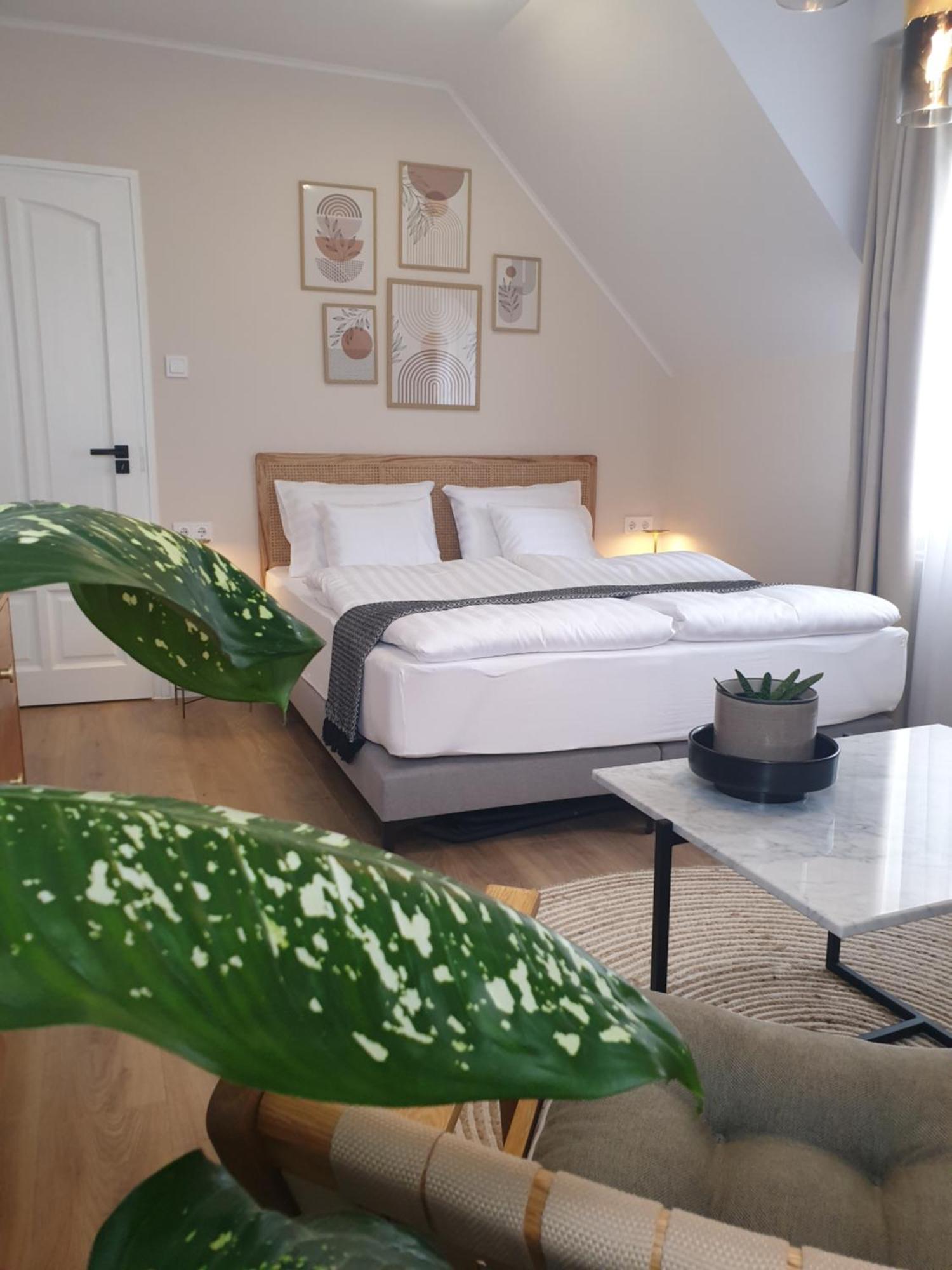 The Secret Garden - Keszthely Bed and Breakfast Buitenkant foto