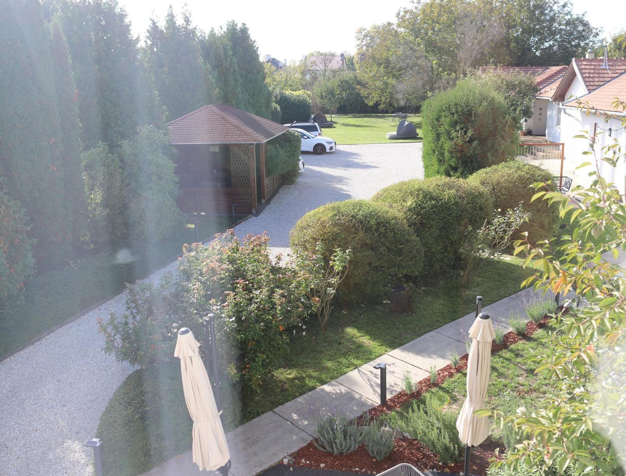 The Secret Garden - Keszthely Bed and Breakfast Buitenkant foto