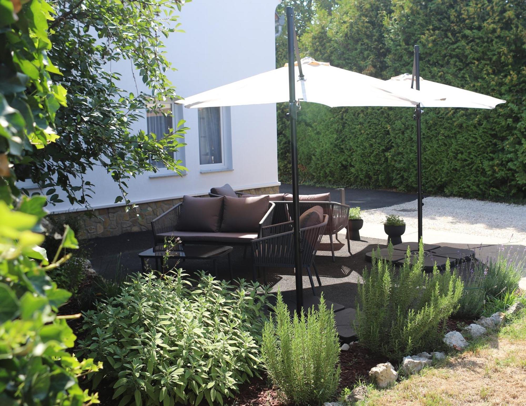 The Secret Garden - Keszthely Bed and Breakfast Buitenkant foto
